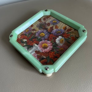 Vintage Green Catalin Trivet: Floral Kitchen Pot Stand, 1940s