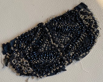 Panel de vestido antiguo de cuentas de la década de 1920: motivo de seda negra, cuentas de azabache francesas