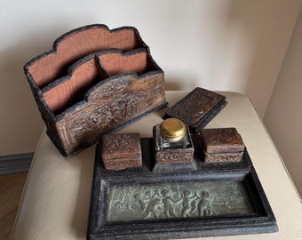 Conjunto de mesa de couro italiano antigo: design Putti em relevo do século XIX