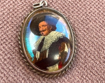Pendentif Portrait ancien en forme d'aile de papillon en argent : Cavalier rieur miniature, PT220213, années 20