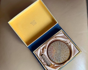 vintage Vogue Vanties Prelude to Beauty Emaille Puderdose und Lippenstifthalter : Original Box, Quaste, Sieb, Beutel.