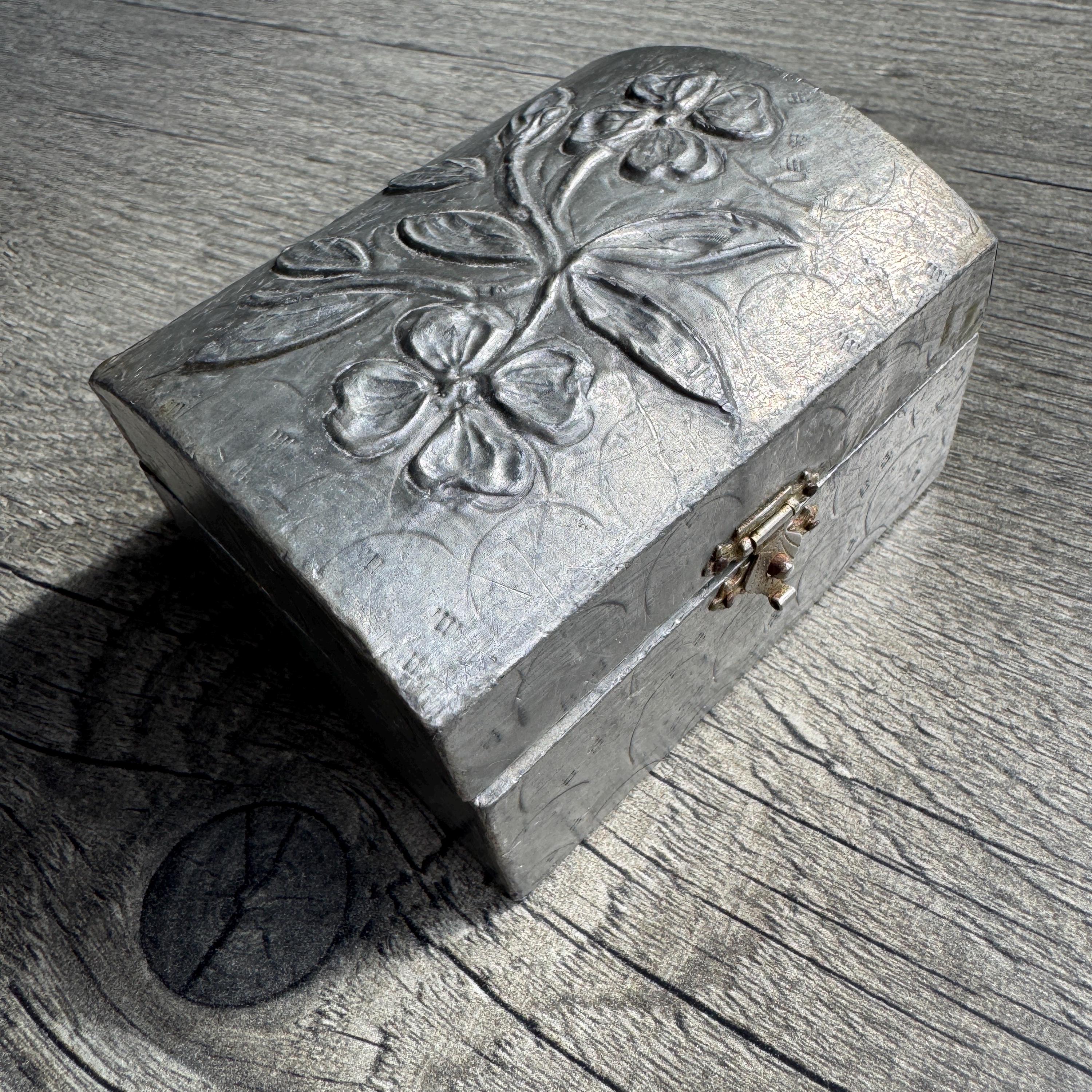 アンティーク 小物入れ 装飾ボックス Made in China Silver Vintage Hammered Pewter Floral Jewelry Box - 1960s Trinket Box - Etsy