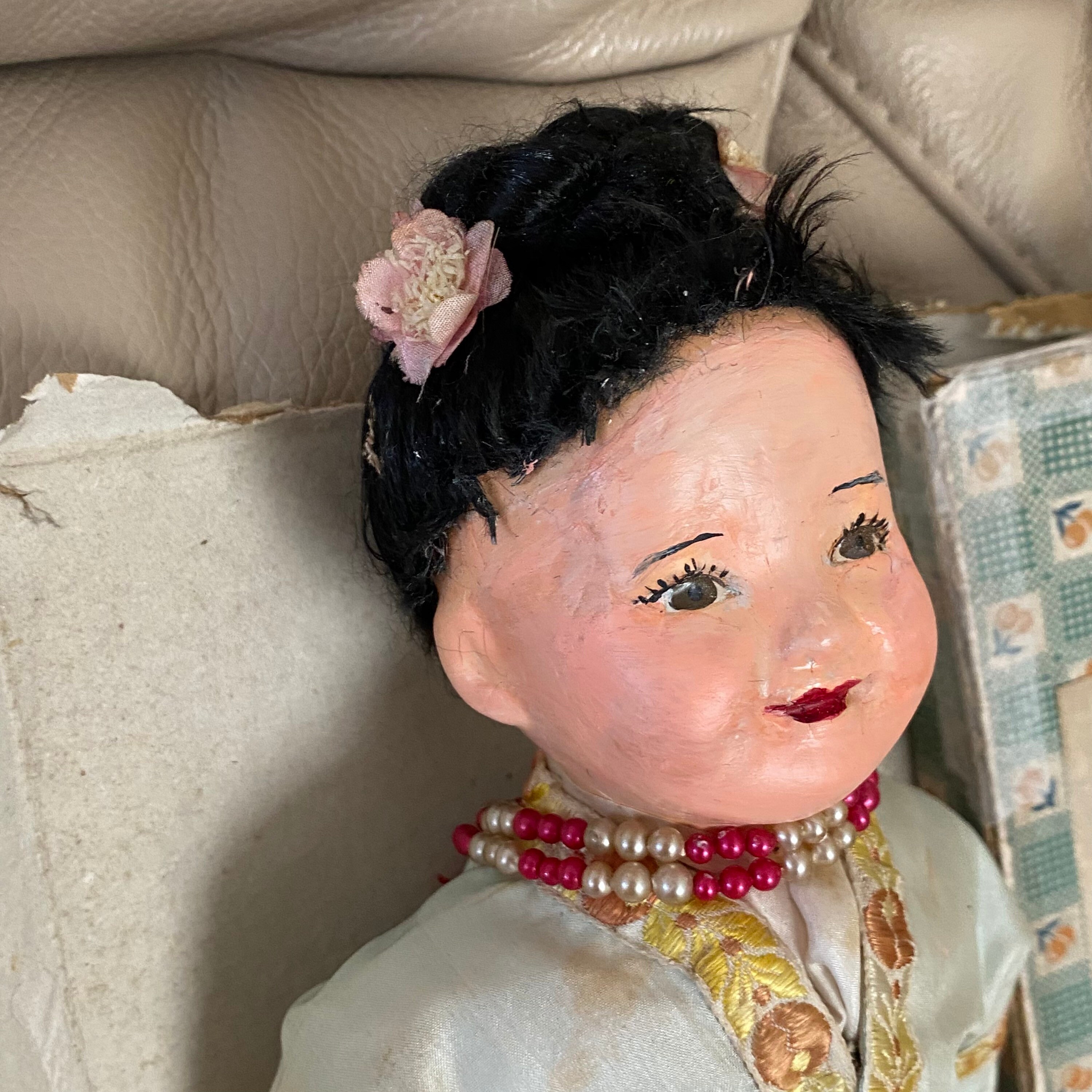 アンティーク中国製ビスクドール：1920年代の刺繍入りシルク