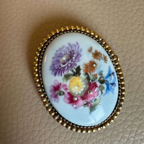 Broche Ovale Vintage Fleurs Sur Porcelaine De Limoges Et Laiton - Occasion En Bon état, Pièce Unique