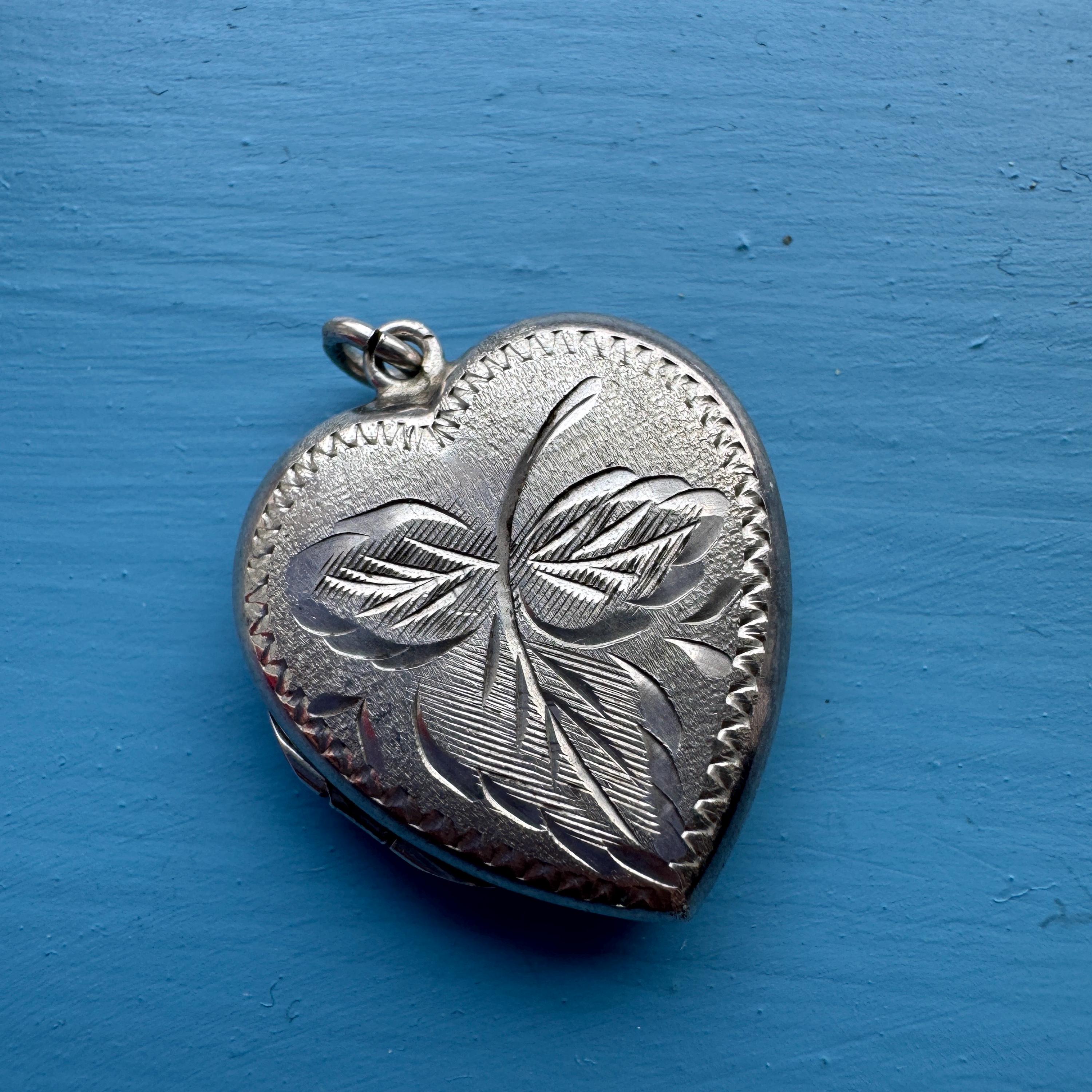 Silver Heart Locket Vintage Pendant Photo Locket Silver Pendant 1940s Silver Locket Keepsake Locket 1950s Silver Locket Etched Ivy Locket