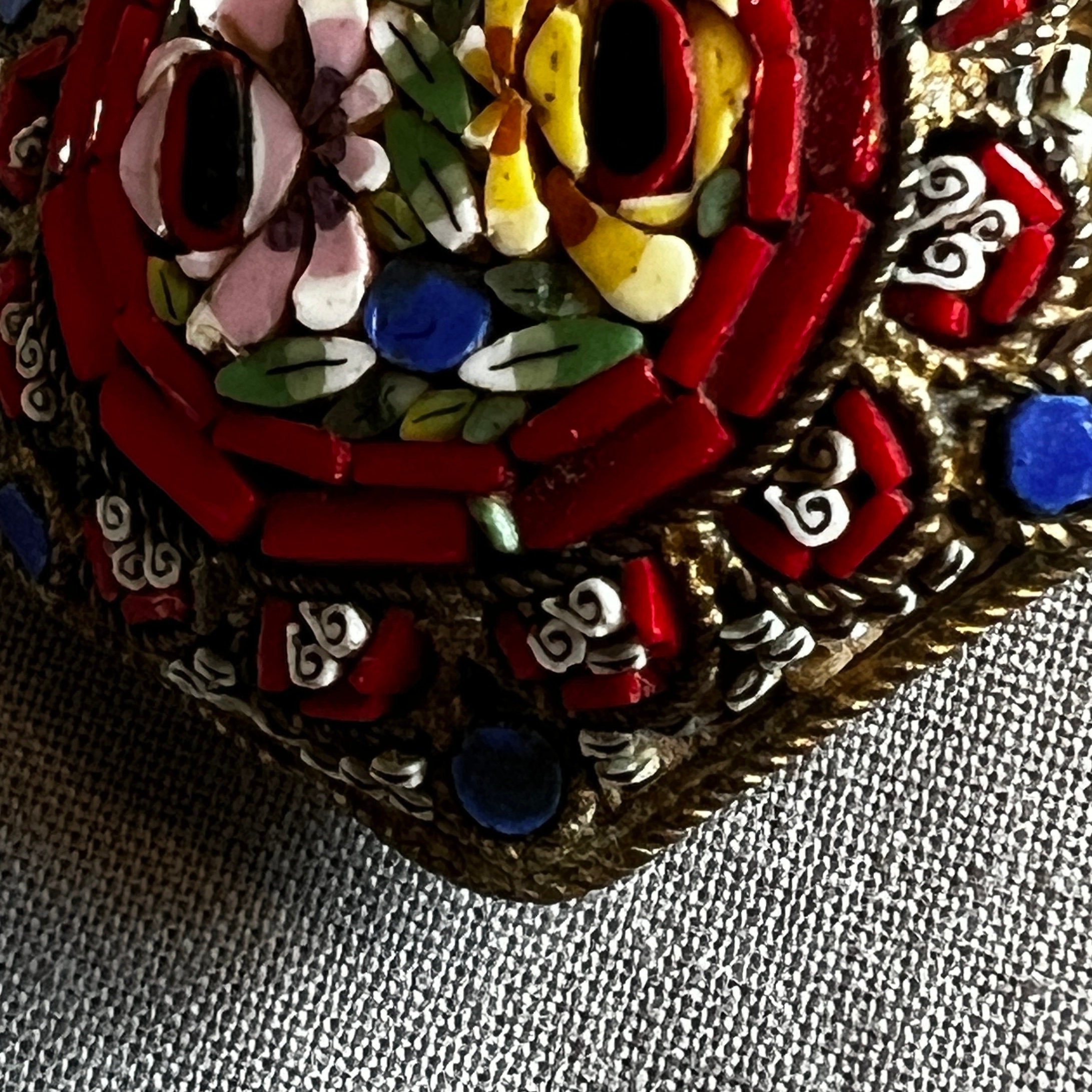 Broche florale hexagonale vintage Micro Mosaic Fabriquée en Italie - France