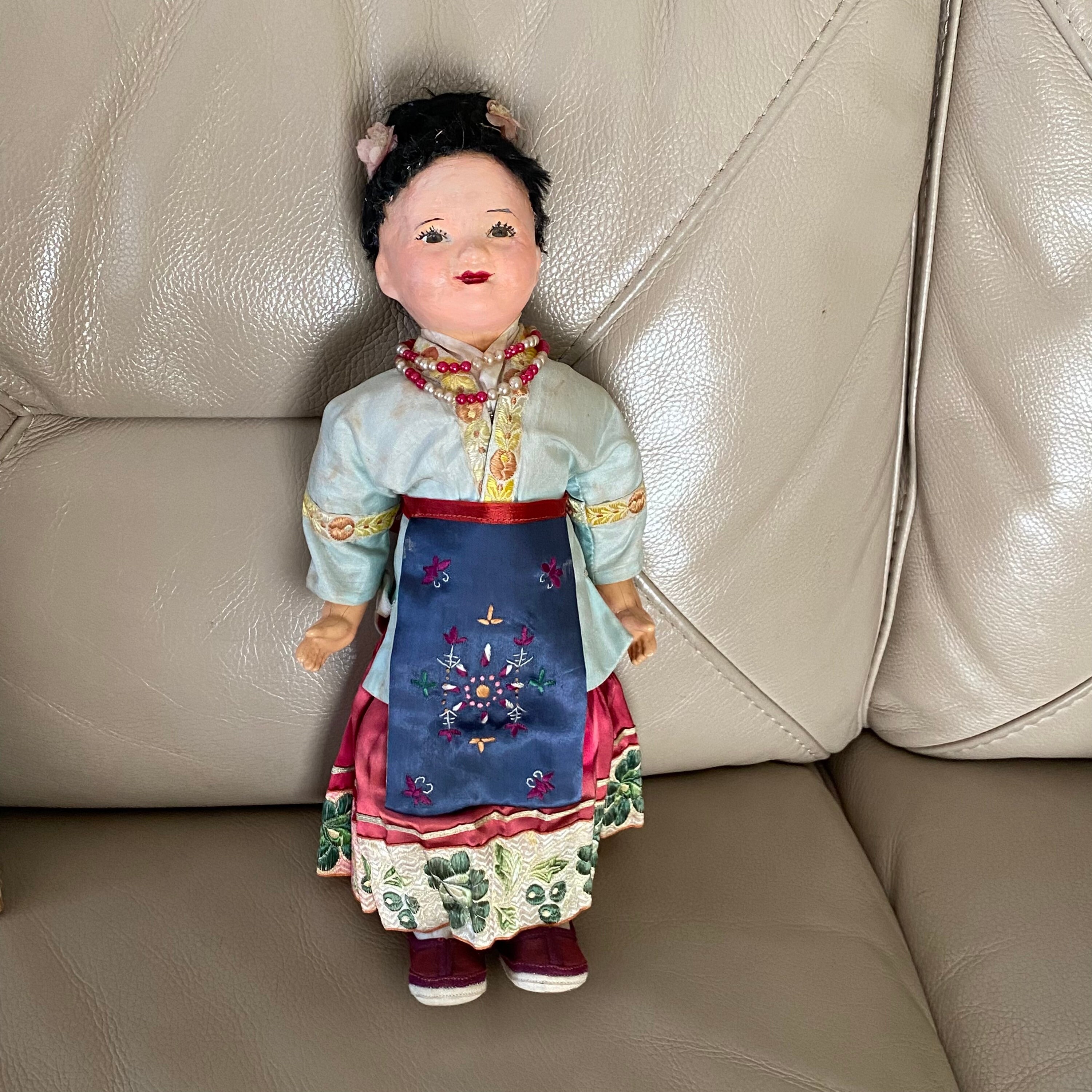 アンティーク中国製ビスクドール：1920年代の刺繍入りシルク