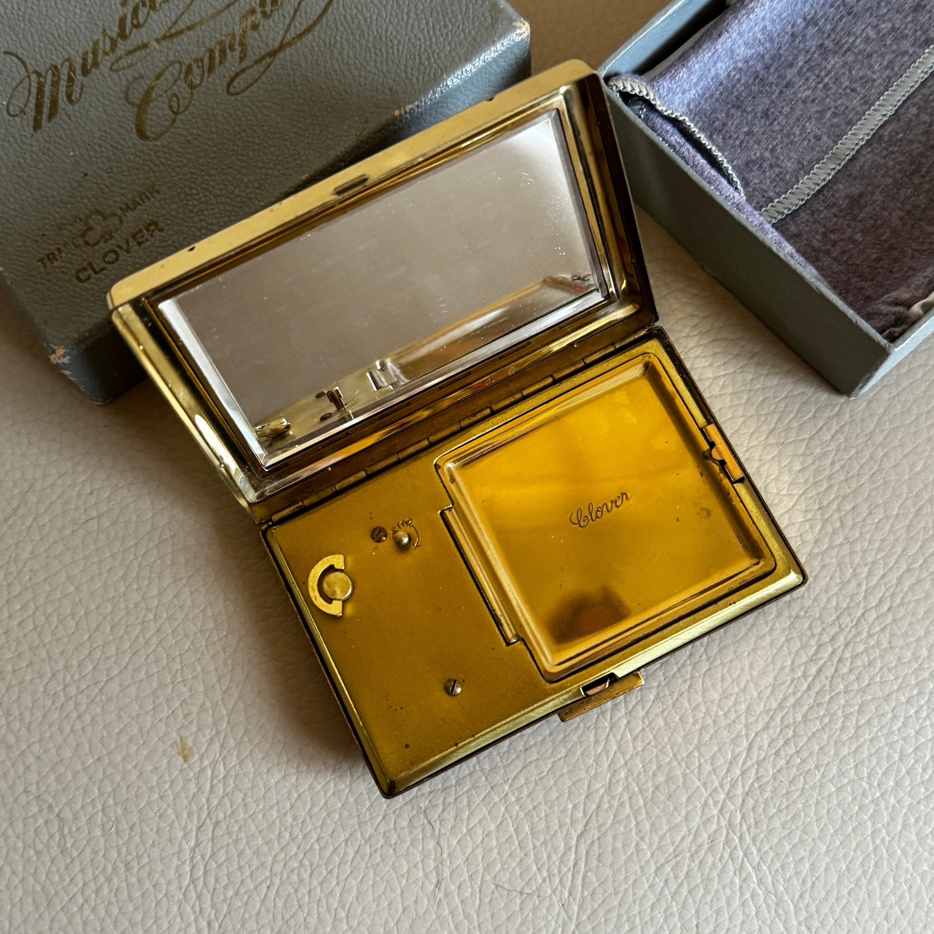 ✨?期間限定・特別価格?✨Clover社 Vintage Compact Musical Powder