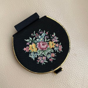 Support de rouge à lèvres compact vintage en poudre compact compact allemand petite pointe brodé des années 1940 compact en soie noire des années 1950