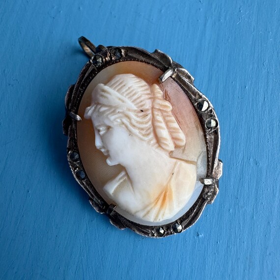 Pendentif broche en or antique victorien Athena avec camée en coquillage, c. 1860-1880 - En vente sur France