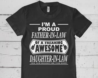 Puede incluir: Camiseta negra con texto blanco que dice "Soy un orgulloso suegro de una nuera increíble. Sí, ella me compró esta camiseta."