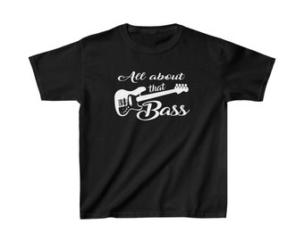 Puede incluir: Camiseta negra con texto blanco que dice "All about that Bass" y una silueta blanca de un bajo.