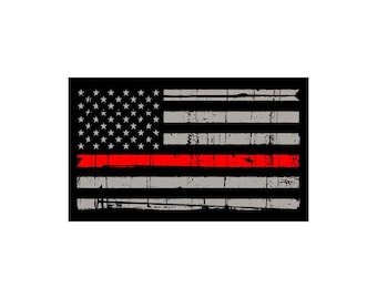 Puede incluir: Una bandera estadounidense desgastada con una sola franja roja en el medio. La bandera está sobre un fondo negro.