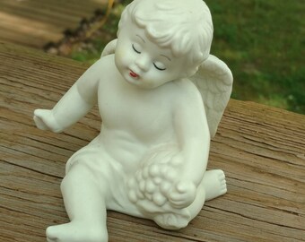On Sale Small Vintage Cherub Angel Holding Grapes/4" x 3" x 3" Figurine/Statue/Off White Angel Sitting/Used Preowned