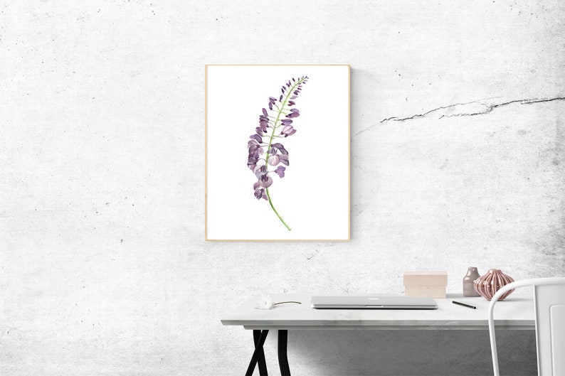 以下が含まれることがあります： 白い背景に紫色の藤の花の房を描いた詳細な水彩画の壁掛けアートプリント。薄い明るい木製のフレームに収められており、繊細な花びらと緑の茎が特徴です。アートワークは壁に飾られた状態で表示されています。
