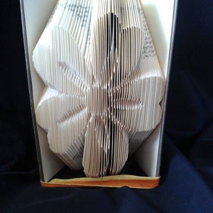 Flower head book folding pattern