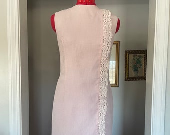 Robe droite mod Anne Fogarty rose poudré des années 1960 avec bordure en dentelle au crochet