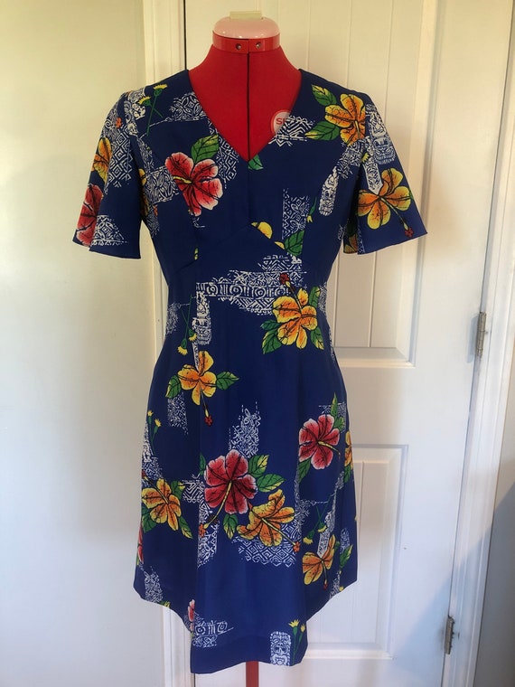 Vintage 1960s / 1970s Royal Hawaiian Collared Dres