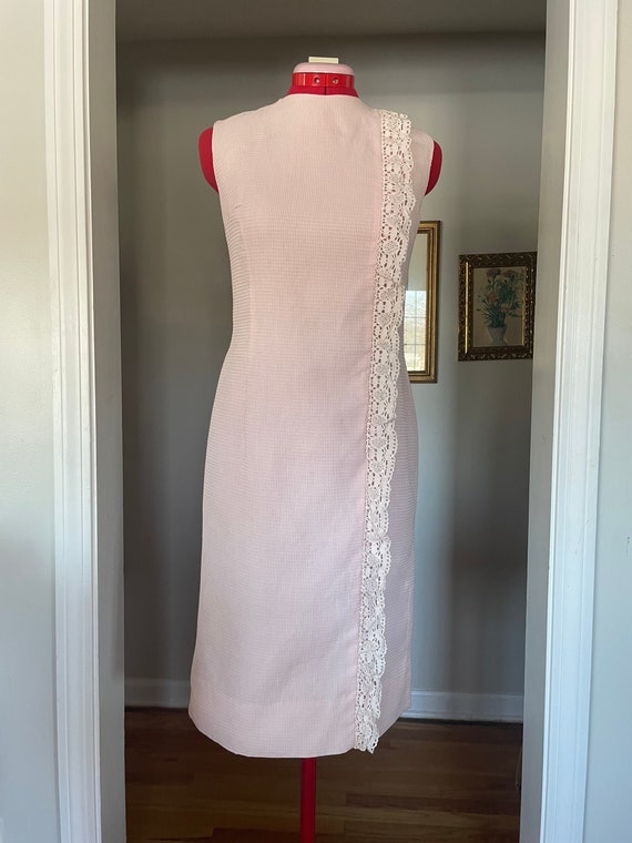 Robe droite mod Anne Fogarty rose poudré des années 1960 avec