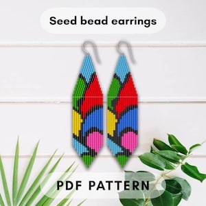 Può includere: Due orecchini con perline di semi con un design geometrico colorato. Gli orecchini presentano un motivo di perline rosse, blu, verdi, gialle e rosa. Il testo "Seed bead earrings" e "PDF PATTERN" sono visibili.