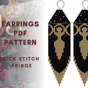 Puede incluir: Un patrón PDF para pendientes de cuentas con un diseño de triple luna y una figura de mujer. Los pendientes son negros y dorados con flecos. El patrón es para punto de ladrillo.