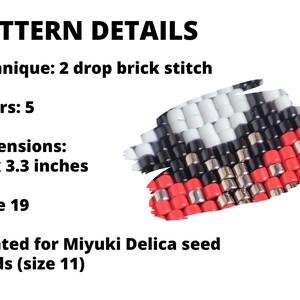 Op de afbeelding: Een kralenpatroon voor een klein, rood, wit en zwart kralenontwerp. Het patroon is 1,3 inch bij 3,3 inch breed en gebruikt 5 kleuren Miyuki Delica zaadkraaltjes (maat 11). De techniek is 2-drop brick stitch.