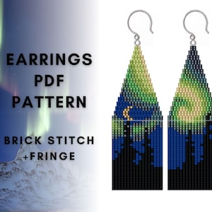 Può includere: Un paio di orecchini perlati con un design aurora boreale blu, verde e bianco. Gli orecchini sono realizzati con punto a mattoni e hanno frange. Il testo "EARRINGS PDF PATTERN BRICK STITCH + FRINGE" è visibile nell'immagine.
