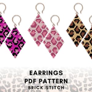 以下が含まれることがあります： ゴールドカラーのフックが付いた、ダイヤモンド型のイヤリングが3組。イヤリングは、ピンクと黒、ピンクと白、茶色とタンのヒョウ柄模様が特徴です。「EARRINGS PDF PATTERN BRICK STITCH」というテキストが下にあります。