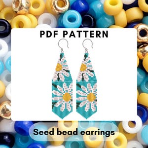 Può includere: Un paio di orecchini di perline turchesi con un motivo a margherita. Gli orecchini sono lunghi e triangolari, con petali bianchi e centri gialli. Il testo "PDF PATTERN" e "Seed bead earrings" sono visualizzati.