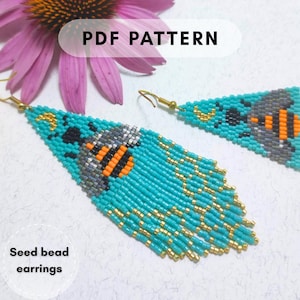 Könnte beinhalten: Türkisfarbene Saatperlen-Ohrringe mit einem Bienen-Design. Die Ohrringe haben ein Fransen-Design mit goldfarbenen Perlen. Die Biene ist grau, schwarz und orange. Der Text "PDF PATTERN" steht oben und "Seed bead earrings" unten.
