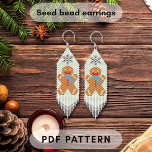 Peut inclure: Boucles d'oreilles en perles de rocaille avec un motif de bonhomme en pain d'épices. Les boucles d'oreilles sont blanches avec un bonhomme en pain d'épices au centre, portant une écharpe bleue. Elles ont des crochets argentés et une frange. Le texte "Seed bead earrings" et "PDF PATTERN" sont visibles.