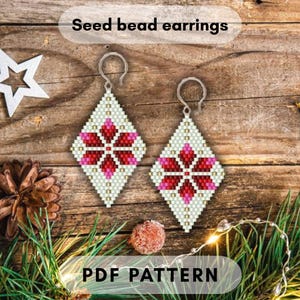 Puede incluir: Dos pendientes de cuentas de semillas en forma de diamante con un diseño floral en rojo y rosa sobre un fondo blanco. Los pendientes cuelgan de ganchos plateados. El texto "Seed bead earrings" y "PDF PATTERN" es visible.
