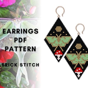 Peut inclure: Une paire de boucles d'oreilles en perles noires et vertes avec un motif de lune et de papillon de nuit. Les boucles d'oreilles sont réalisées en point de brique et présentent des accents de champignons rouges. L'image comprend le texte "EARRINGS PDF PATTERN BRICK STITCH".