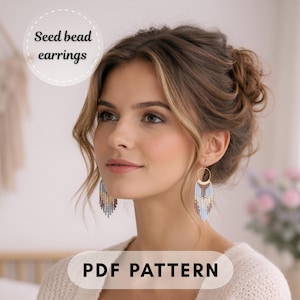 Puede incluir: Patrón PDF de pendientes de cuentas con un aro circular dorado en la parte superior y un diseño de flecos multicolor. Los flecos consisten en filas verticales de pequeñas cuentas en tonos azul claro, beige y marrón oscuro en degradado.