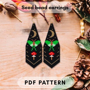 Peut inclure: Boucles d'oreilles en perles de rocaille noires avec un motif de papillon de nuit, de champignon et de croissant de lune. Les boucles d'oreilles ont des crochets dorés et sont étiquetées "Seed bead earrings" et "PDF PATTERN".