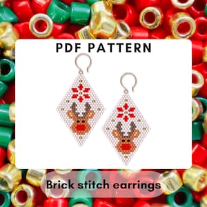 Puede incluir: Pendientes de punto de ladrillo en forma de diamante con un diseño de reno y un copo de nieve rojo. Los pendientes son blancos, marrones y rojos. El texto "PDF PATTERN" y "Brick stitch earrings" son visibles.