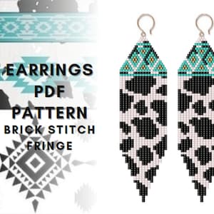 Puede incluir: Un par de pendientes largos de cuentas con un diseño de estampado de vaca en blanco y negro. Los pendientes tienen un patrón geométrico turquesa y dorado en la parte superior y una franja en la parte inferior. El texto "EARRINGS PDF PATTERN BRICK STITCH FRINGE" es visible en la imagen.