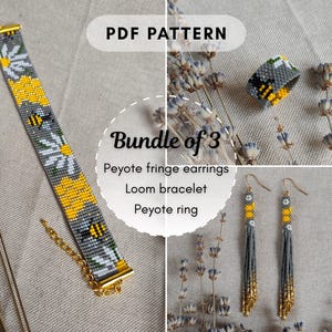 Puede incluir: Un paquete de 3 patrones en PDF que incluye una pulsera de telar, un anillo peyote y pendientes de flecos peyote. Los diseños están hechos con cuentas grises, amarillas y blancas que representan margaritas y abejas. Texto: PDF PATTERN, Bundle of 3.
