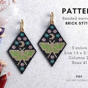 Peut inclure: Boucles d'oreilles en perles en forme de losange avec un motif de papillon en noir, vert, bleu sarcelle et violet. Les boucles d'oreilles mesurent environ 3,8 x 5,6 cm et présentent un motif en point de brique. Le texte "PATTERN" est inclus.
