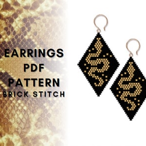 Puede incluir: Un par de pendientes negros en forma de diamante con diseños de serpientes de cuentas doradas. Los pendientes están hechos con abalorios de punto de ladrillo y están etiquetados como "EARRINGS PDF PATTERN BRICK STITCH".