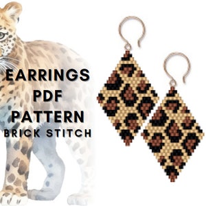 Könnte beinhalten: Ein PDF-Muster für Perlenohrringe mit Leopardenmuster. Die Ohrringe werden mit Ziegel-Stich hergestellt und sind an goldenen Ohrhaken hängend dargestellt. Der Text "EARRINGS PDF PATTERN BRICK STITCH" ist auf dem Bild zu sehen.