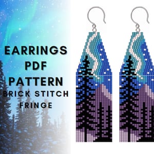 Könnte beinhalten: Ein Paar Perlenohrringe mit einem Design einer Waldszene mit einem blauen und violetten Nordlicht am Himmel. Die Ohrringe sind mit Ziegelnaht gefertigt und haben Fransen. Der Text "EARRINGS PDF PATTERN BRICK STITCH FRINGE" befindet sich auf dem Bild.