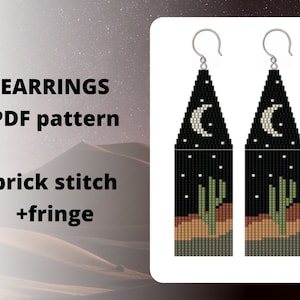 Può includere: Uno schema PDF per orecchini a perline con un design a cielo notturno nel deserto. Gli orecchini presentano una luna crescente, stelle e un cactus in un motivo a punto mattoni con frange.