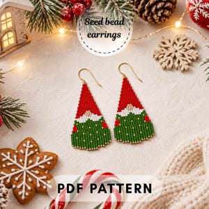 Puede incluir: Un par de pendientes triangulares de cuentas con un diseño de gnomo que incluye un gorro rojo, barba blanca y cuerpo verde. Los pendientes cuelgan de ganchos dorados. La imagen incluye el texto Seed bead earrings y PDF PATTERN.
