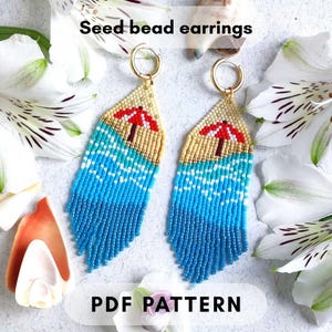 Op de afbeelding: Seed bead oorbellen met een strandscène. De oorbellen tonen een rood-witte parasol, blauwe oceaangolven en een zandstrand. Ze zijn gemaakt met goudkleurige ringen en blauwe, beige en witte kralen. De tekst "Seed bead earrings" en "PDF PATTERN" zijn zichtbaar.