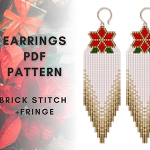 Puede incluir: Un par de pendientes de cuentas blancas y doradas con un dije de flor de poinsettia roja y verde. Los pendientes están hechos con punto de ladrillo y flecos. El texto "EARRINGS PDF PATTERN BRICK STITCH + FRINGE" es visible en la imagen.