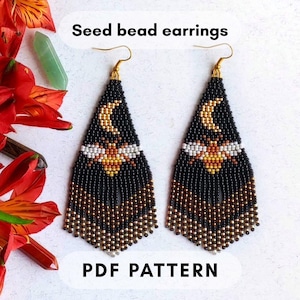 Pode incluir: Brincos de contas de sementes pretas com um design de lua crescente e estrela. Os brincos têm ganchos dourados e franjas de contas. O texto "Seed bead earrings" e "PDF PATTERN" é exibido.