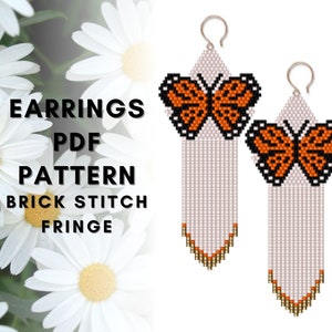 Puede incluir: Un patrón PDF para pendientes de cuentas con un diseño de mariposa. Los pendientes están hechos con punto de ladrillo y flecos. El patrón incluye instrucciones para crear los pendientes.