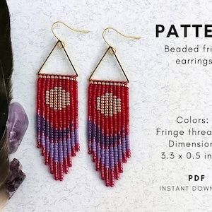 以下が含まれることがあります： 赤、金、紫色のビーズフリンジイヤリングのペア。 イヤリングは、金色の三角形のトップと長方形のフリンジデザインが特徴です。 寸法：8.4 x 1.3 cm。 画像には「PATTERN Beaded fringe earrings」というテキストも含まれています。