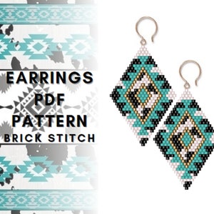 Puede incluir: Un par de pendientes de cuentas turquesa, negro y blanco con un patrón geométrico. Los pendientes están hechos con punto de ladrillo y tienen ganchos de oreja de color dorado. La imagen incluye el texto "EARRINGS PDF PATTERN BRICK STITCH".